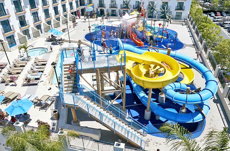 Eingang zum Themenpark Courtyard Anaheim