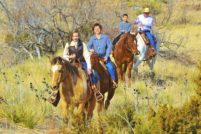 Cowgirls und Cowboys im Westen