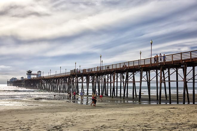 Strand und Pier am Meer