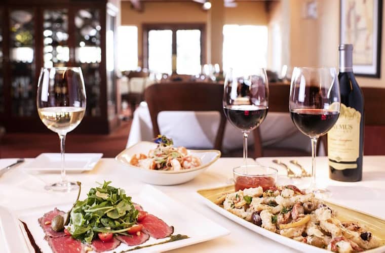 Italienisches Grillrestaurant Palm Court im Tradewinds Grand Island Resort