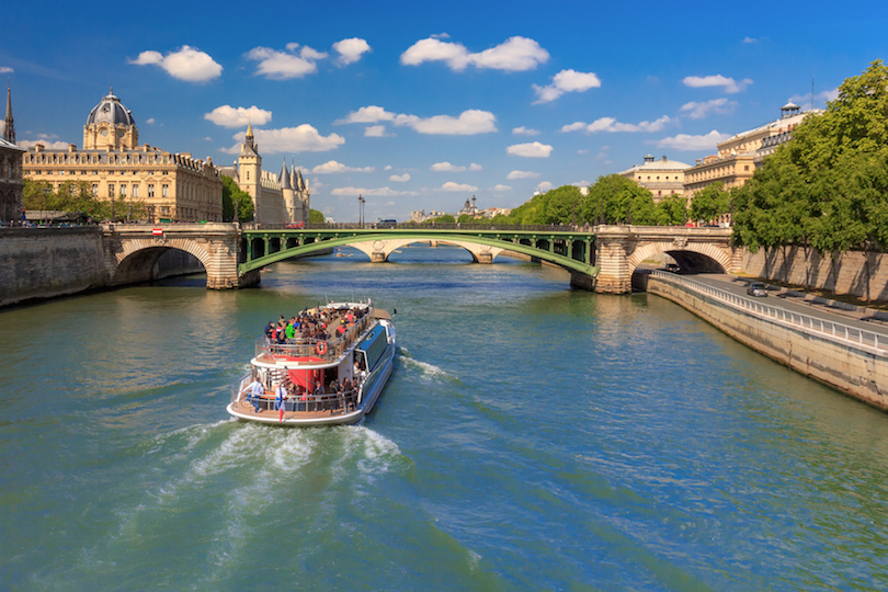 Fluss Seine und die Conciergerie in Paris