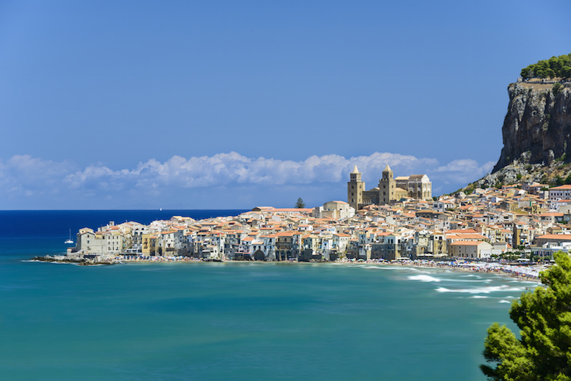 Blick auf Cefalù mit Strand und Burg