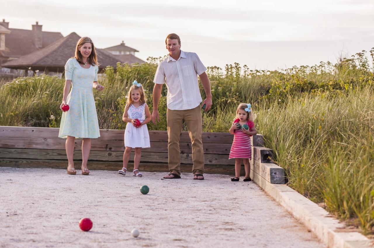 Familie spielt Boccia im Resort