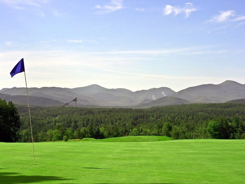 Ein Blick auf den 18. Green Mountain Course im Crowne Plaza Lake Placid Resort