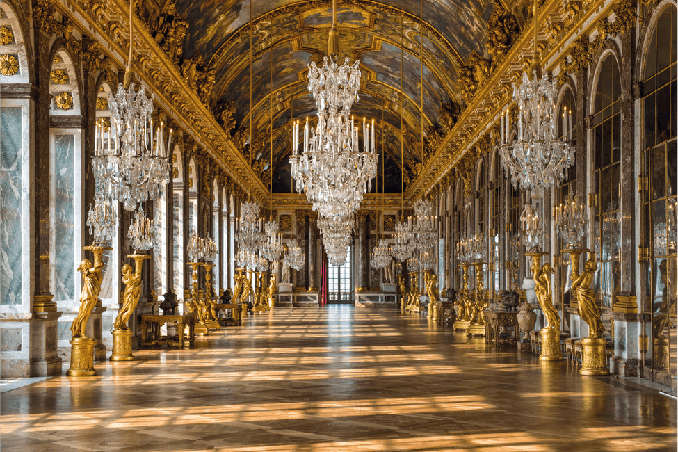 Blick in den berühmten Spiegelsaal von Schloss Versailles