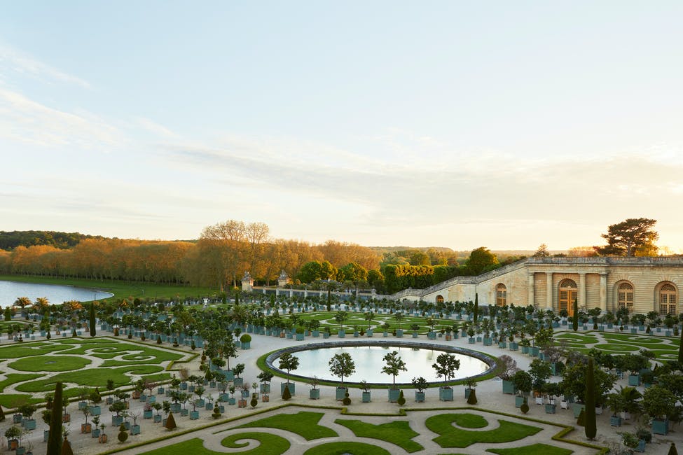 Ein Blick auf die Orangerie im Schloss Versailles, einer der vielen großen Gärten, die Sie vom Airelles Château de Versailles, Le Grand Contrôle, aus sehen können