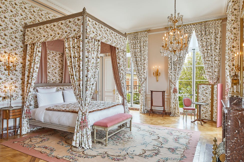 Eine Suite im Airelles Chateau de Versailles Le Grande Controle, dekoriert im Stil des 18. Jahrhunderts mit antiken Möbeln, Dekor und Artefakten