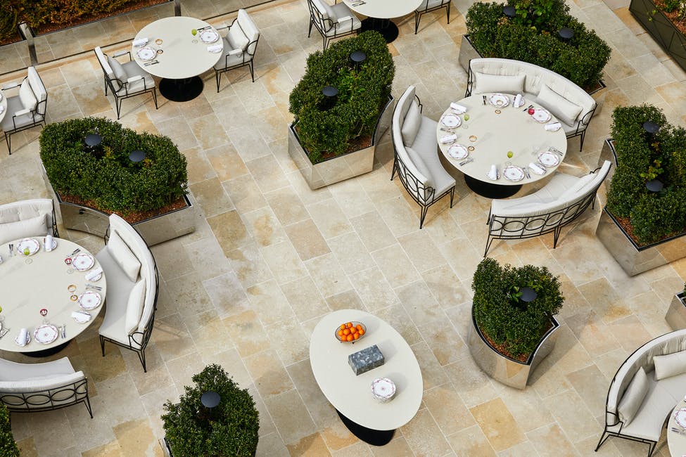 Eine Luftaufnahme der Restaurantterrasse im Airelles Chateau de Versailles Le Grande Controle