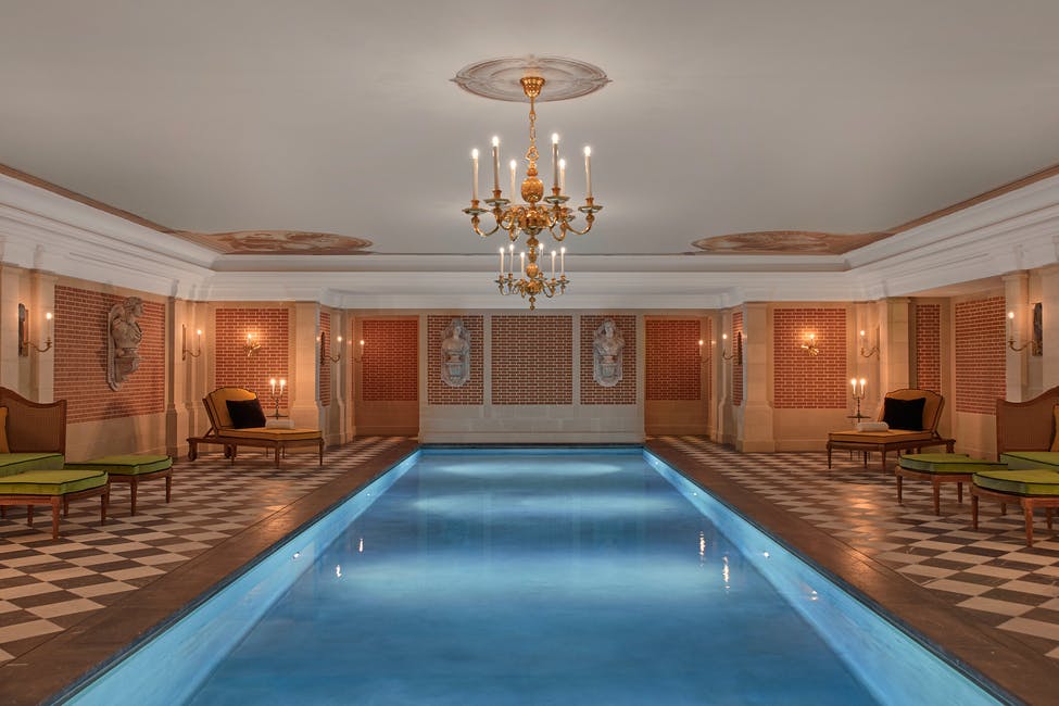 Ein Blick auf das Schwimmbad des Valmont Spa im Airelles Chateau de Versailles Le Grande Controle