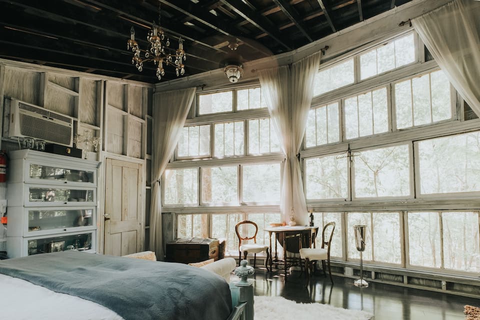 Innenraum mit Fensterwand und Antiquitäten