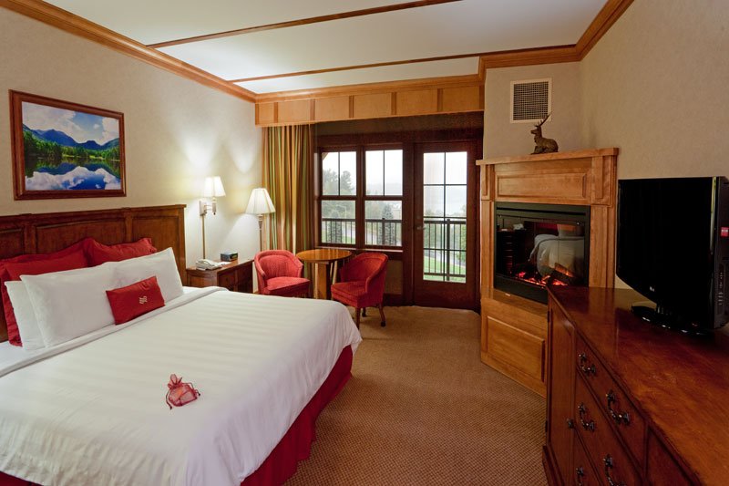 Deluxe Zimmer mit Kingsize-Bett und Seeblick im Adirondack-Flügel des Crowne Plaza Lake Placid