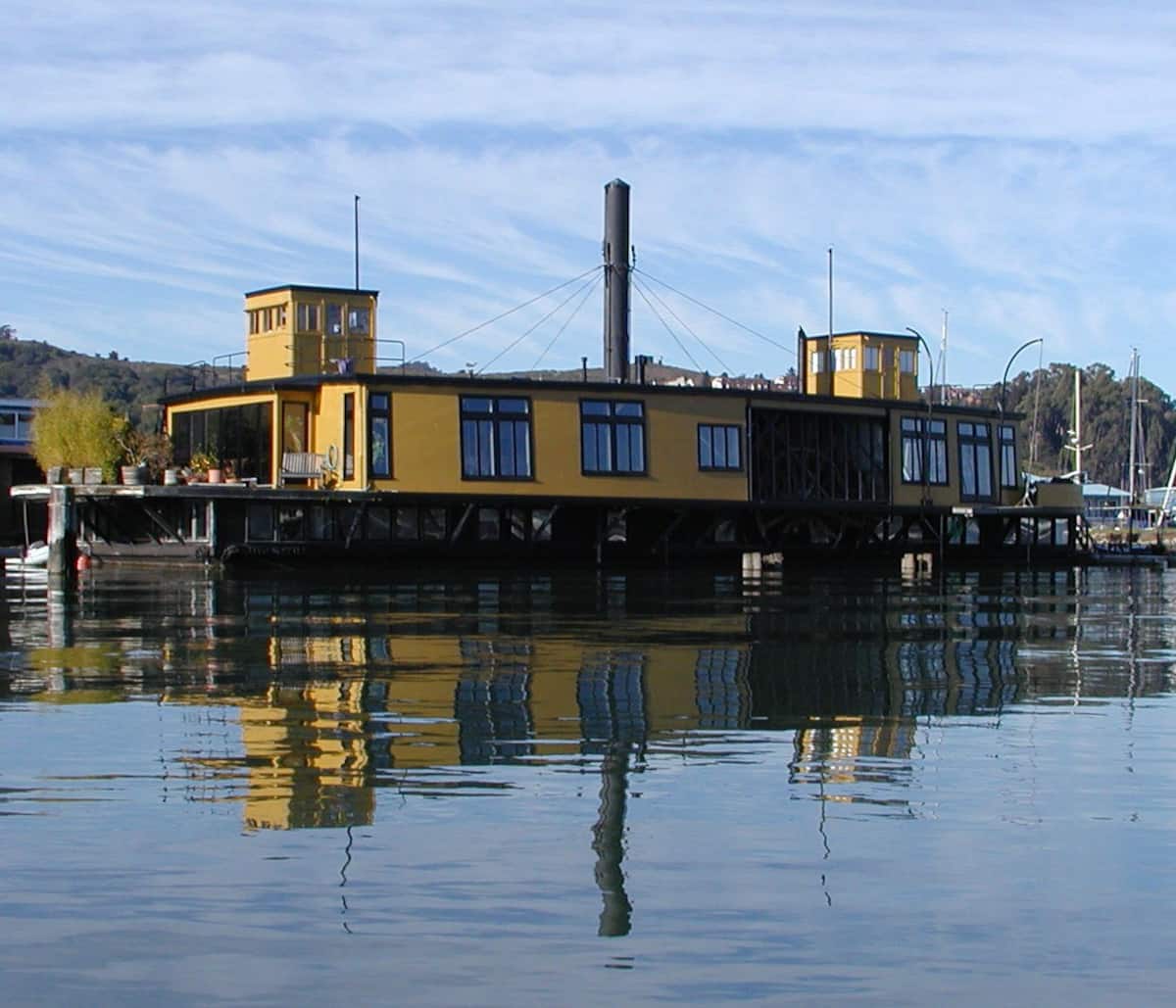 Eine historische gelbe Fähre liegt im Hafen von Sausalito, Kalifornien