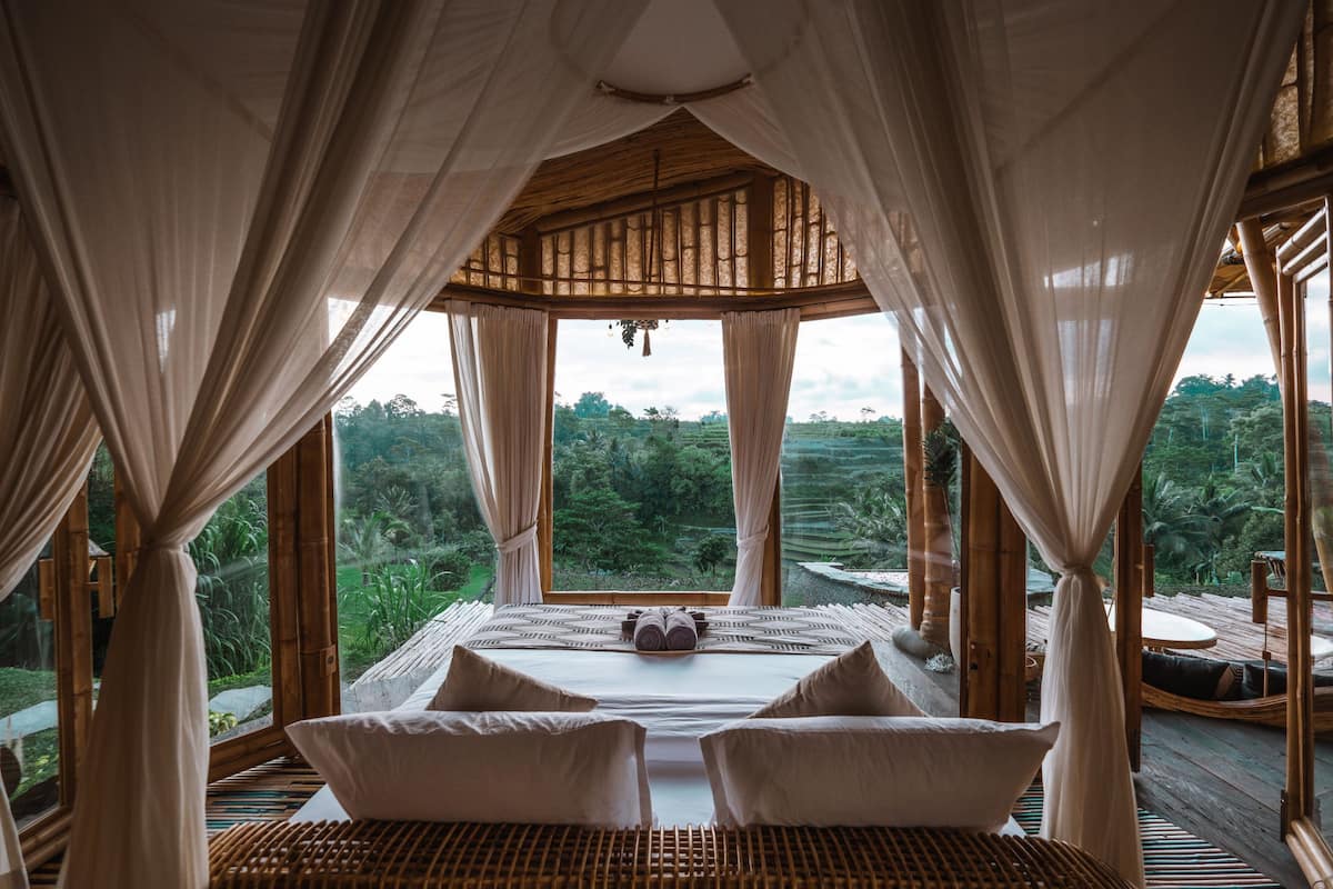 halboffenes Schlafzimmer mit herrlichem Ausblick