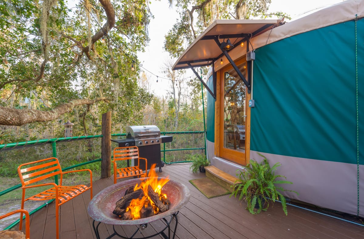Feuerstelle und Grill auf dem Deck